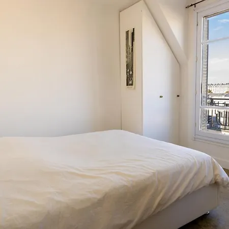 Two With View Near Canal 아파트 파리