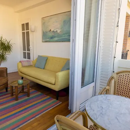 Two With View Near Canal 아파트 파리