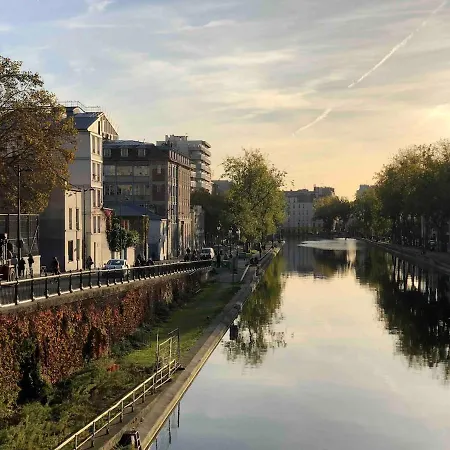 Two With View Near Canal 아파트